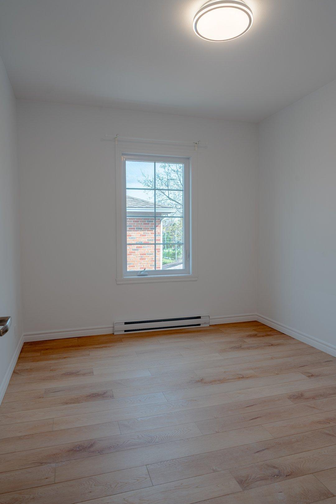 









784


Rue Crevier

,
Montréal (Saint-Laurent),




QC
H4L2V8

