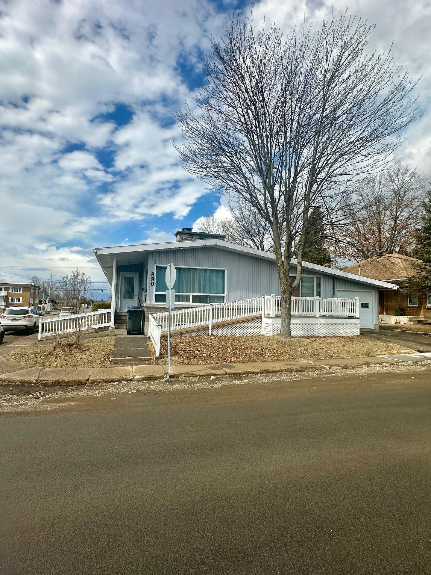 









990


126e Rue

,
Shawinigan,




QC
G9P3X6

