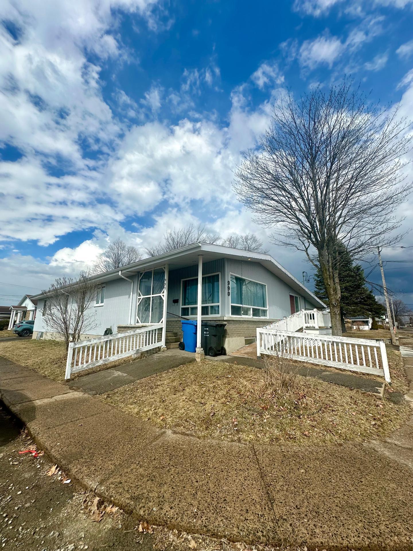 









990


126e Rue

,
Shawinigan,




QC
G9P3X6


