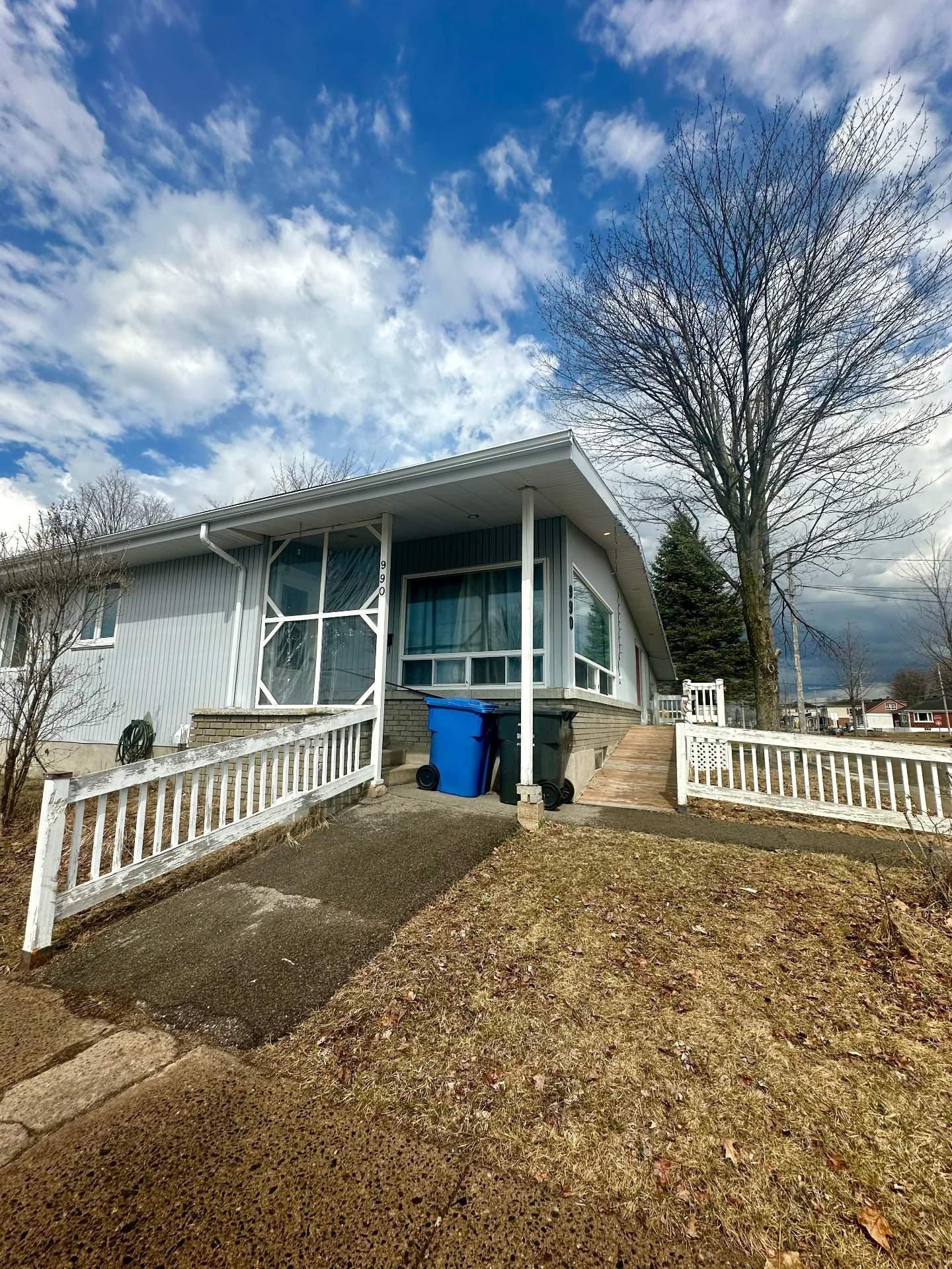 









990


126e Rue

,
Shawinigan,




QC
G9P3X6

