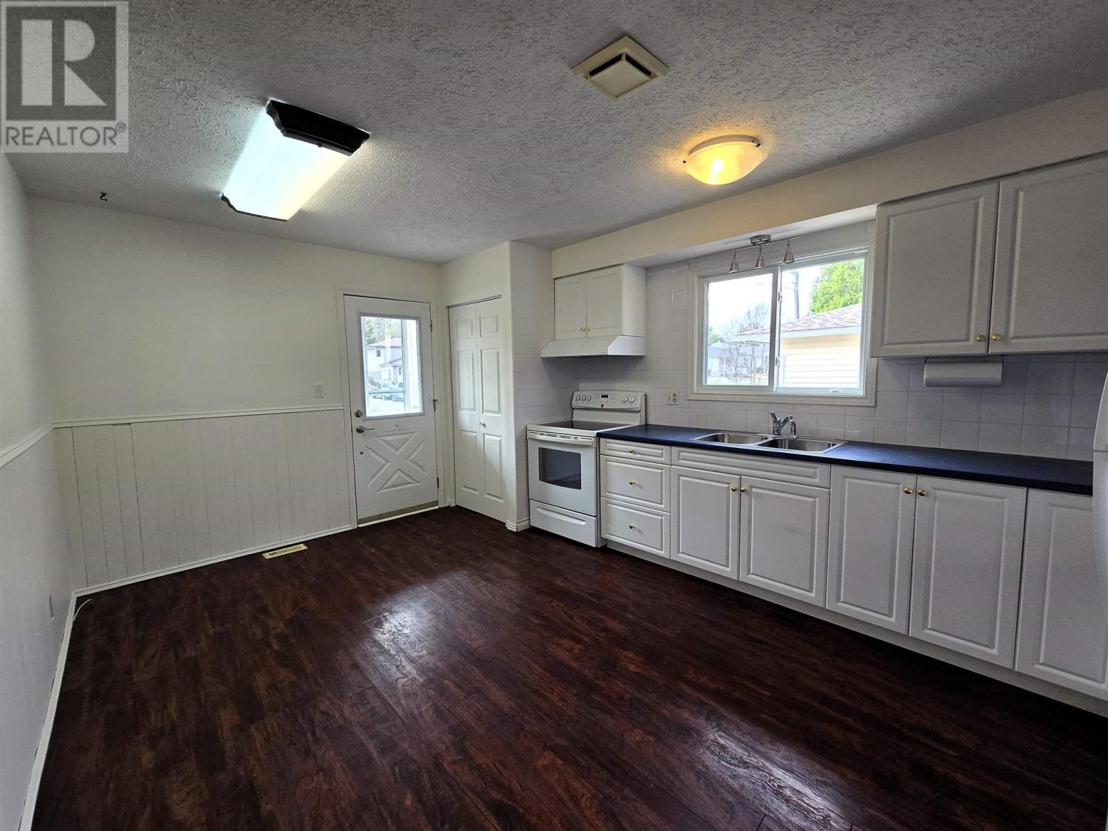 












29 Albert ST

,
Elliot Lake,




Ontario
P5A2Y7

