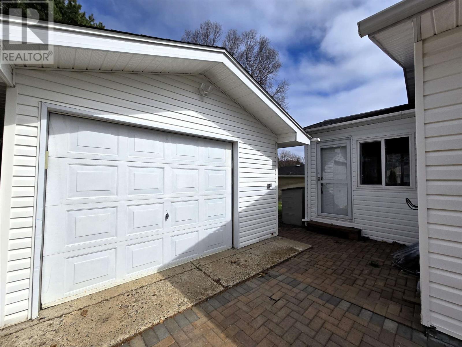 












29 Albert ST

,
Elliot Lake,




Ontario
P5A2Y7

