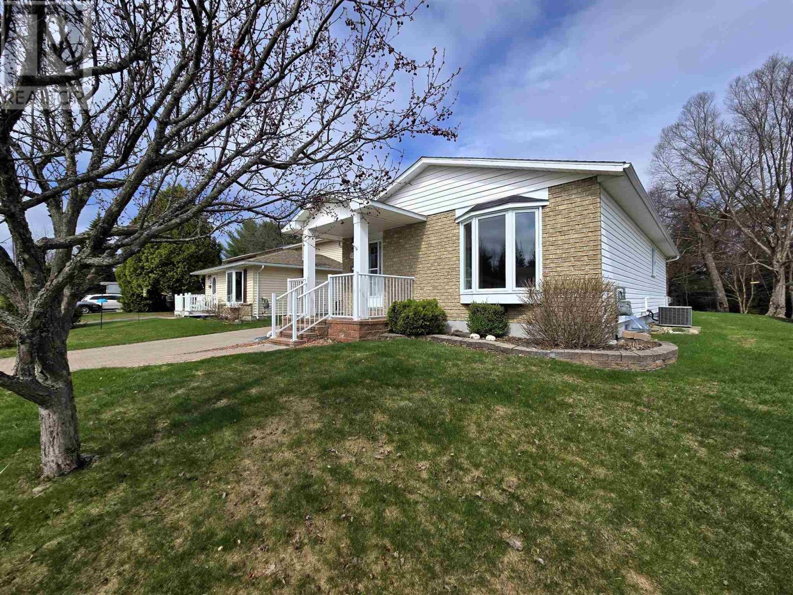 












29 Albert ST

,
Elliot Lake,




Ontario
P5A2Y7

