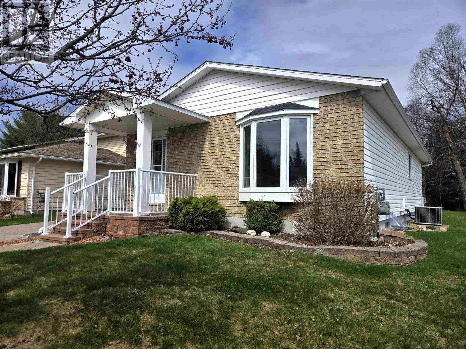 












29 Albert ST

,
Elliot Lake,




Ontario
P5A2Y7

