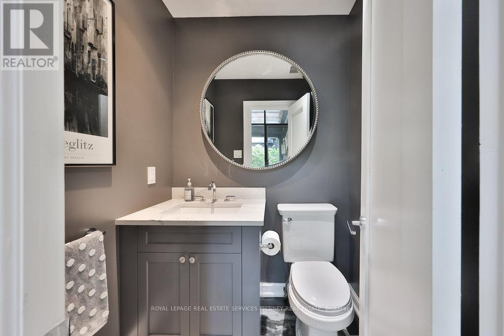 












905 SANGSTER AVENUE

,
Mississauga,




Ontario
L5H2Y3

