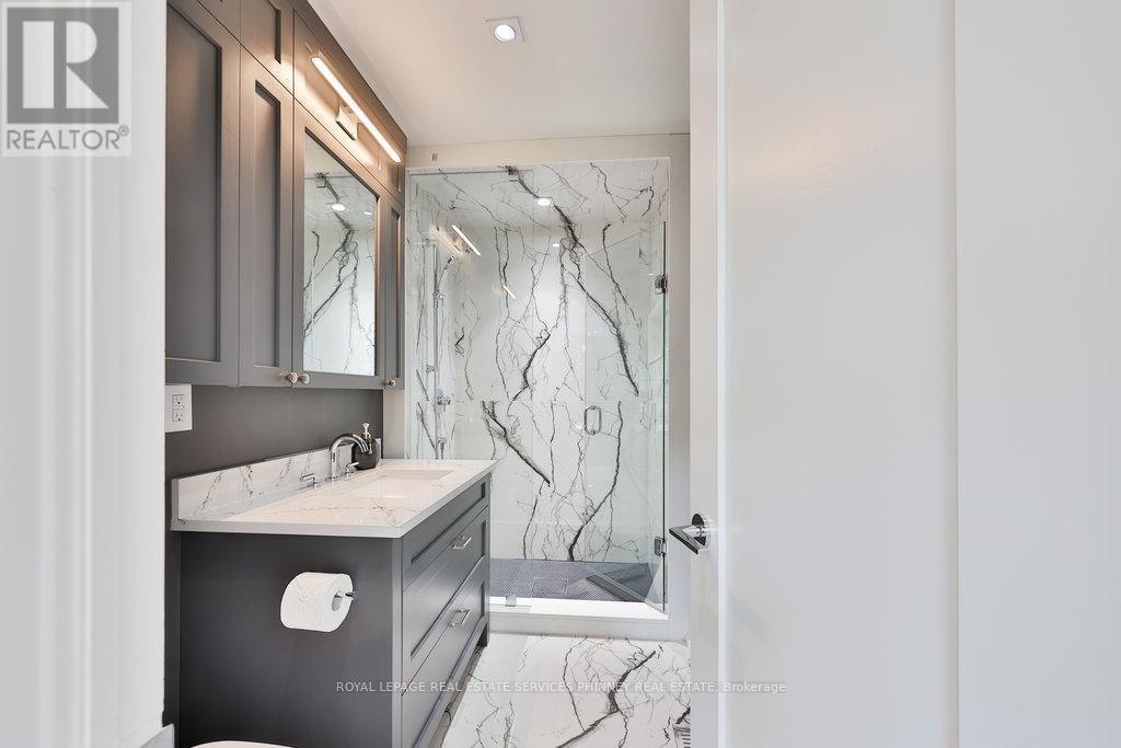 












905 SANGSTER AVENUE

,
Mississauga,




Ontario
L5H2Y3

