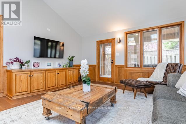 












142 MACKAY CRESCENT

,
Waterloo,




Ontario
N2J3K3


