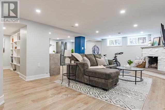 












142 MACKAY CRESCENT

,
Waterloo,




Ontario
N2J3K3

