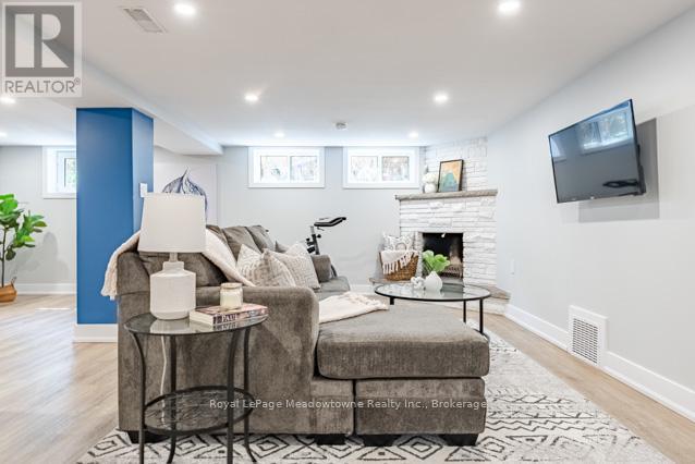 












142 MACKAY CRESCENT

,
Waterloo,




Ontario
N2J3K3

