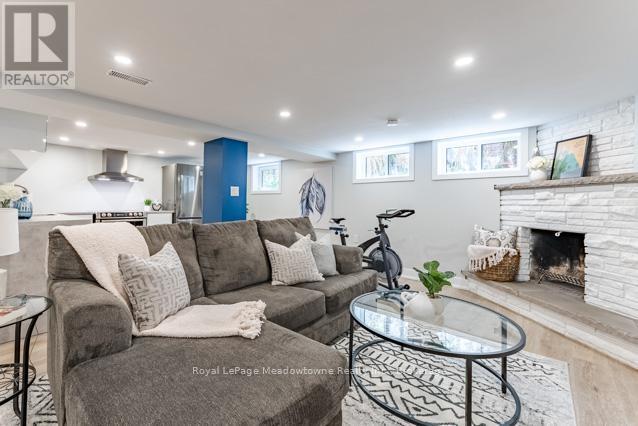 












142 MACKAY CRESCENT

,
Waterloo,




Ontario
N2J3K3

