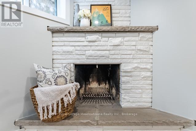 












142 MACKAY CRESCENT

,
Waterloo,




Ontario
N2J3K3

