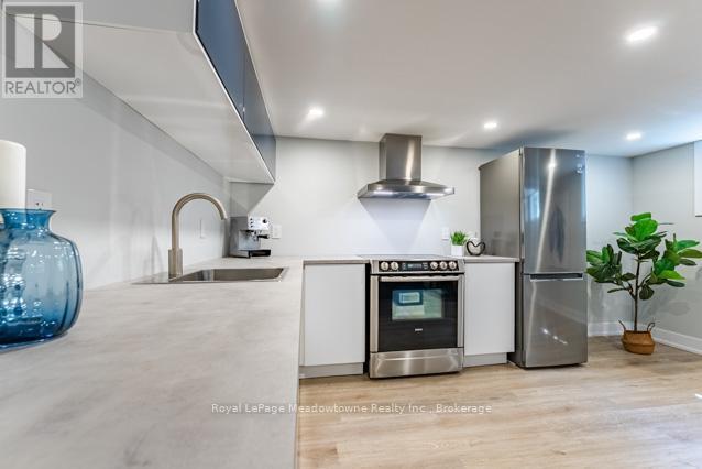 












142 MACKAY CRESCENT

,
Waterloo,




Ontario
N2J3K3

