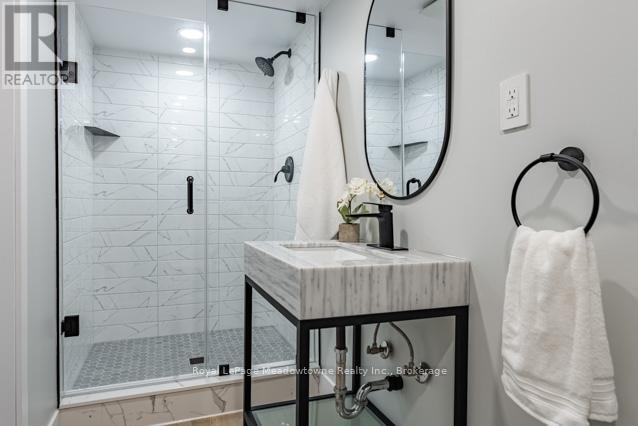 












142 MACKAY CRESCENT

,
Waterloo,




Ontario
N2J3K3

