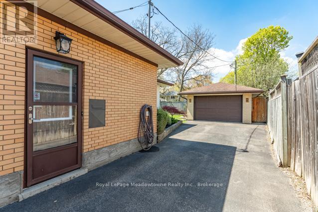 












142 MACKAY CRESCENT

,
Waterloo,




Ontario
N2J3K3

