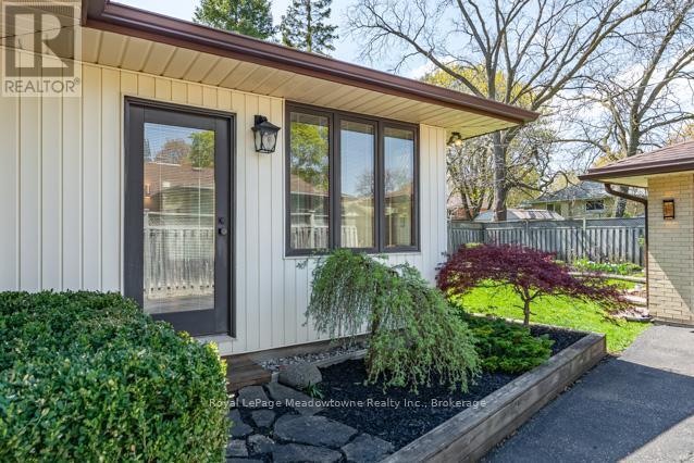 












142 MACKAY CRESCENT

,
Waterloo,




Ontario
N2J3K3

