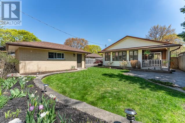 












142 MACKAY CRESCENT

,
Waterloo,




Ontario
N2J3K3

