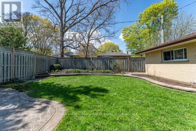 












142 MACKAY CRESCENT

,
Waterloo,




Ontario
N2J3K3

