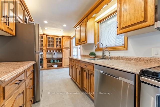 












142 MACKAY CRESCENT

,
Waterloo,




Ontario
N2J3K3


