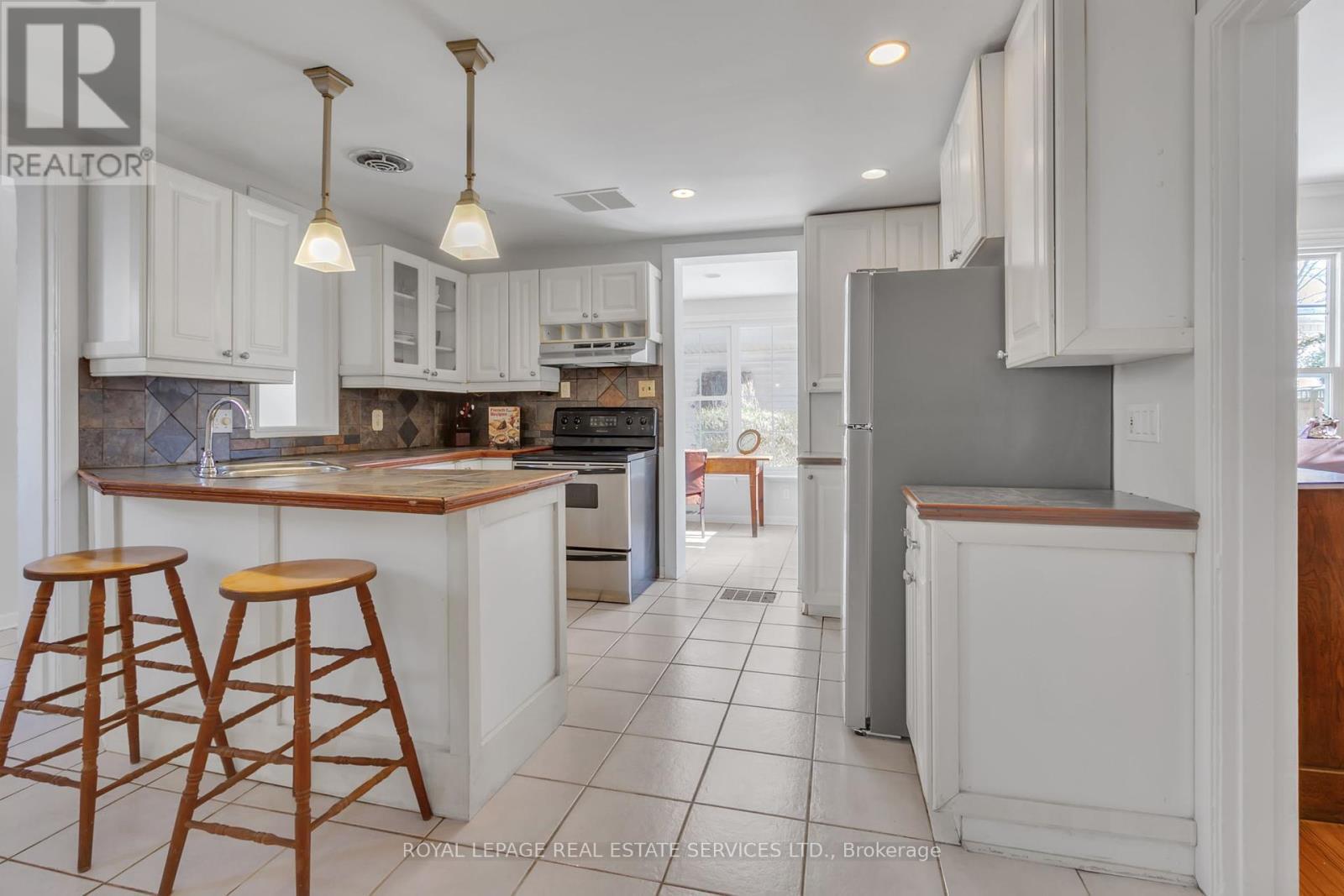 












8 DUFF STREET

,
Hamilton,




Ontario
L9C1A7

