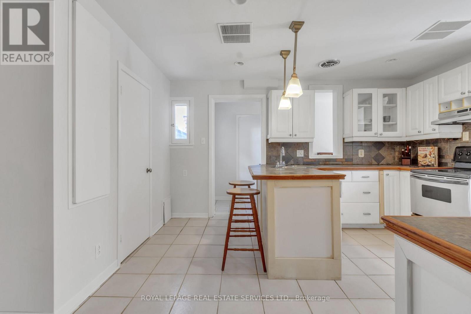 












8 DUFF STREET

,
Hamilton,




Ontario
L9C1A7

