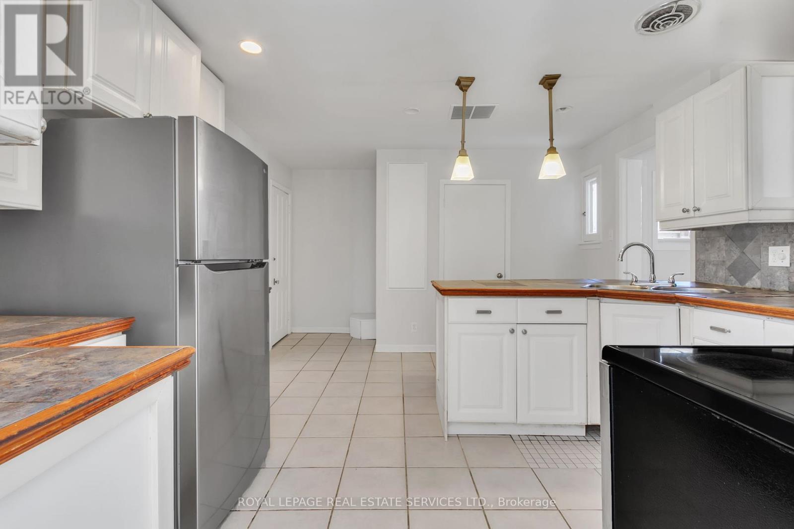












8 DUFF STREET

,
Hamilton,




Ontario
L9C1A7

