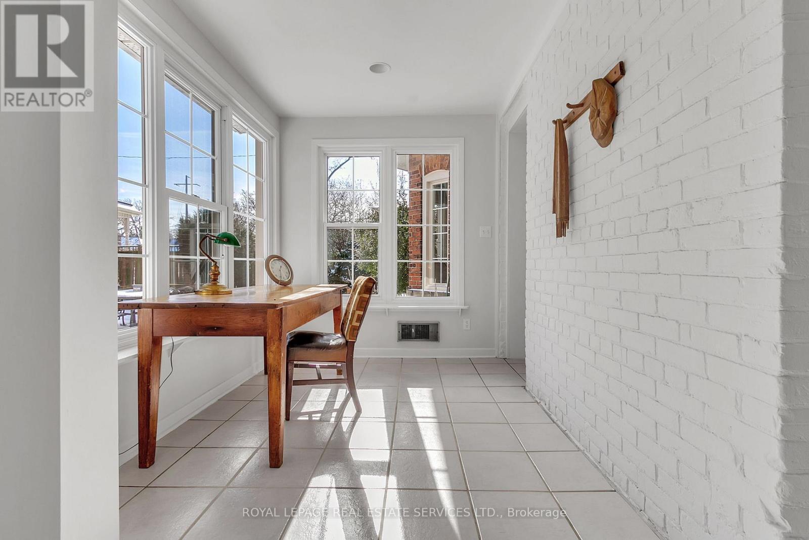 












8 DUFF STREET

,
Hamilton,




Ontario
L9C1A7

