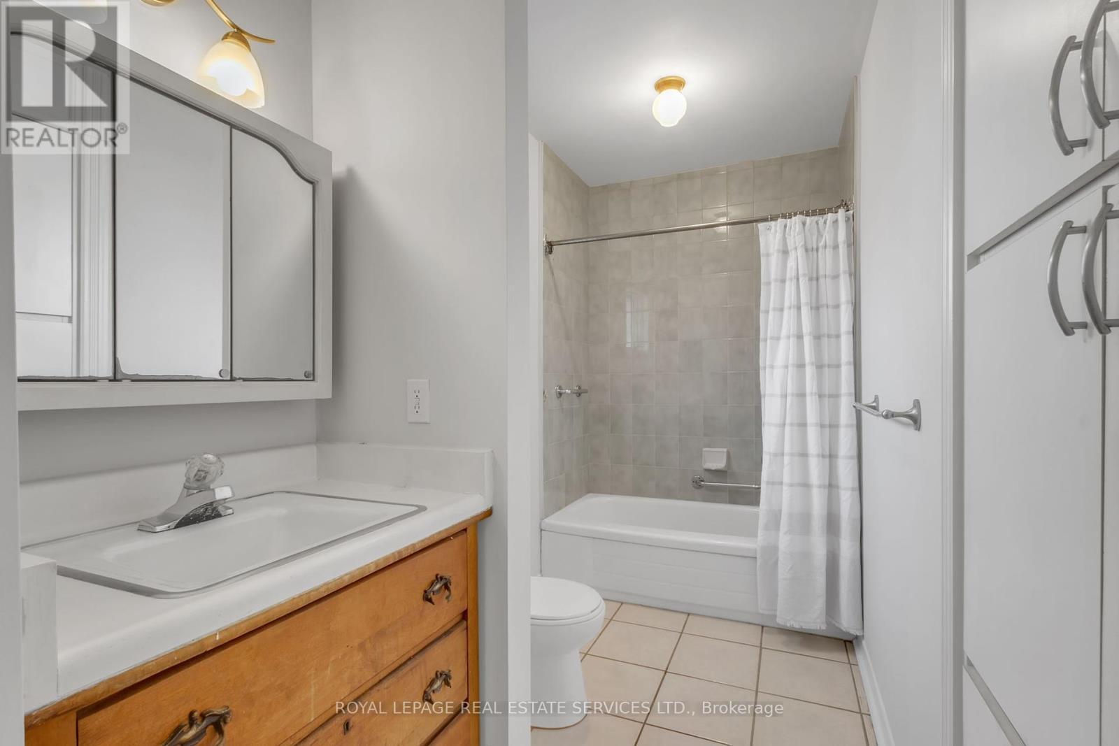 












8 DUFF STREET

,
Hamilton,




Ontario
L9C1A7

