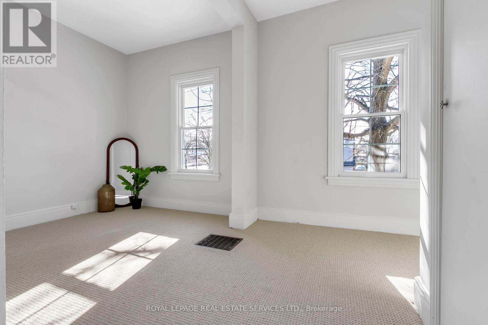 












8 DUFF STREET

,
Hamilton,




Ontario
L9C1A7

