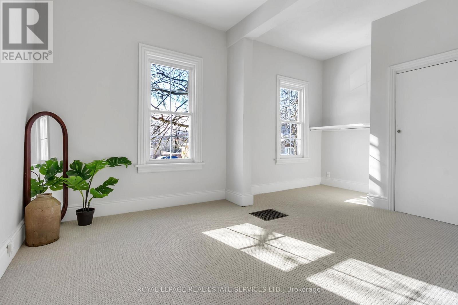 












8 DUFF STREET

,
Hamilton,




Ontario
L9C1A7


