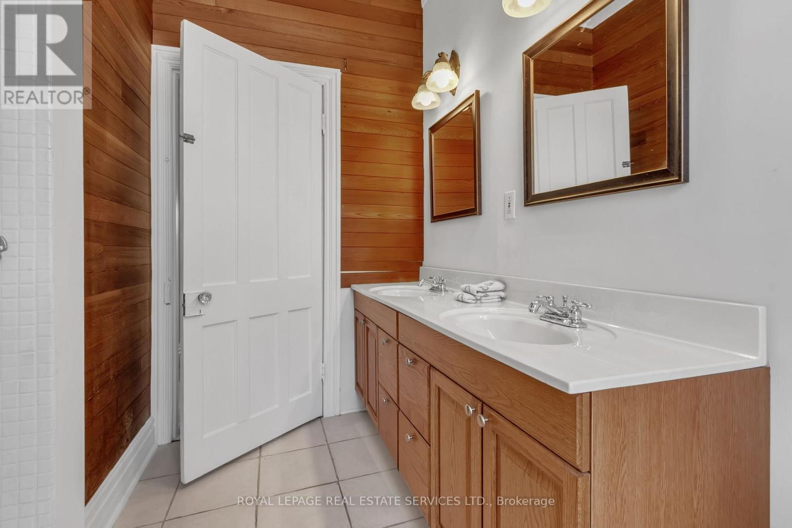 












8 DUFF STREET

,
Hamilton,




Ontario
L9C1A7

