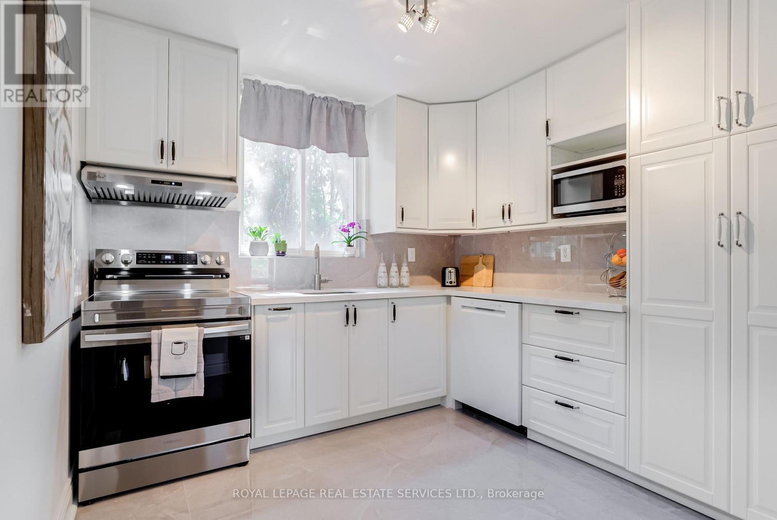 












34 SKYLARK ROAD

,
Toronto,




Ontario
M6S4M4

