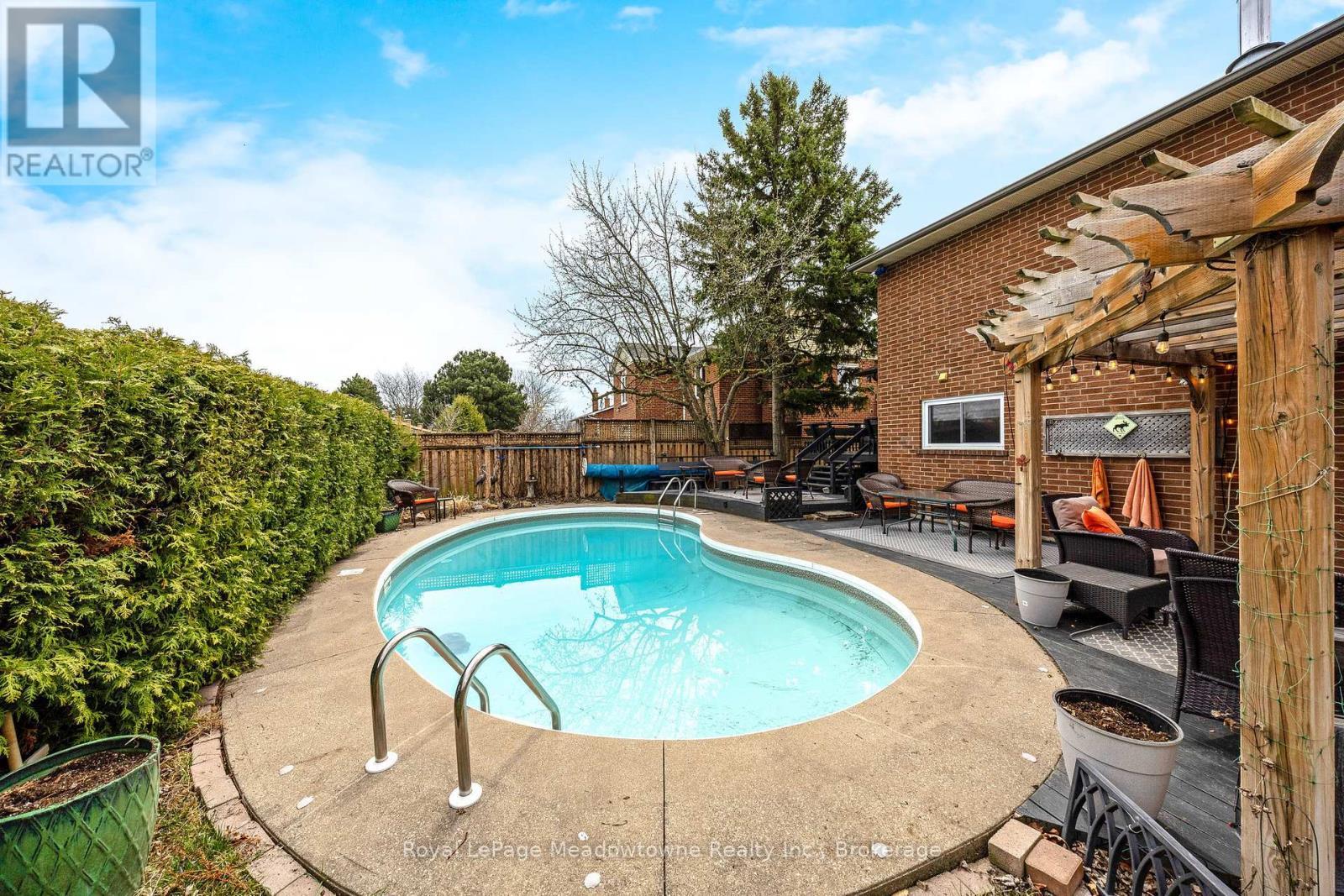 












738 ROBERTSON CRESCENT

,
Milton (TM Timberlea),




Ontario
L9T4W4

