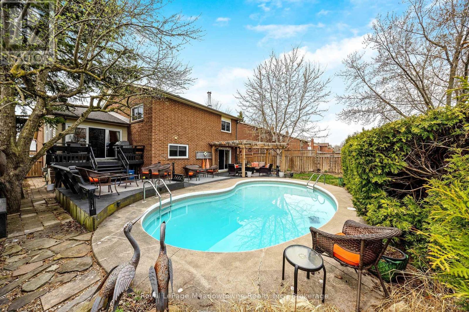 












738 ROBERTSON CRESCENT

,
Milton (TM Timberlea),




Ontario
L9T4W4

