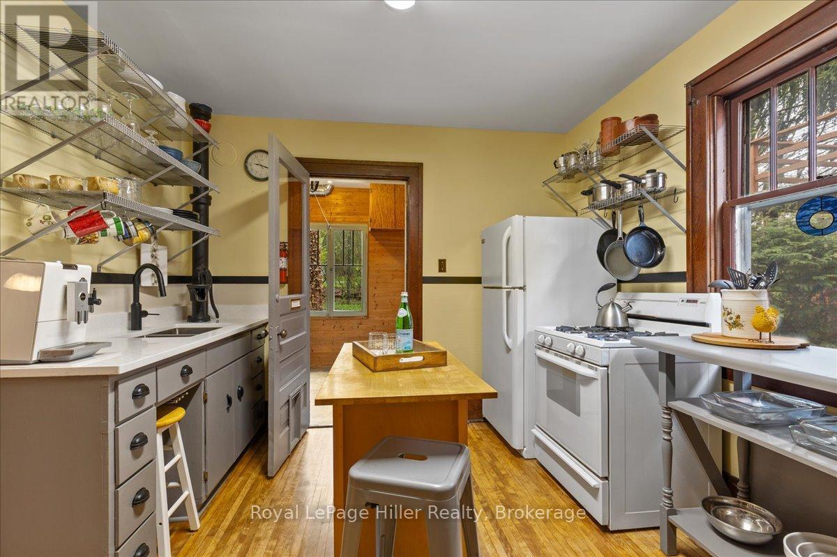 












61 BALLANTYNE AVENUE

,
Stratford,




Ontario
N5A3A6

