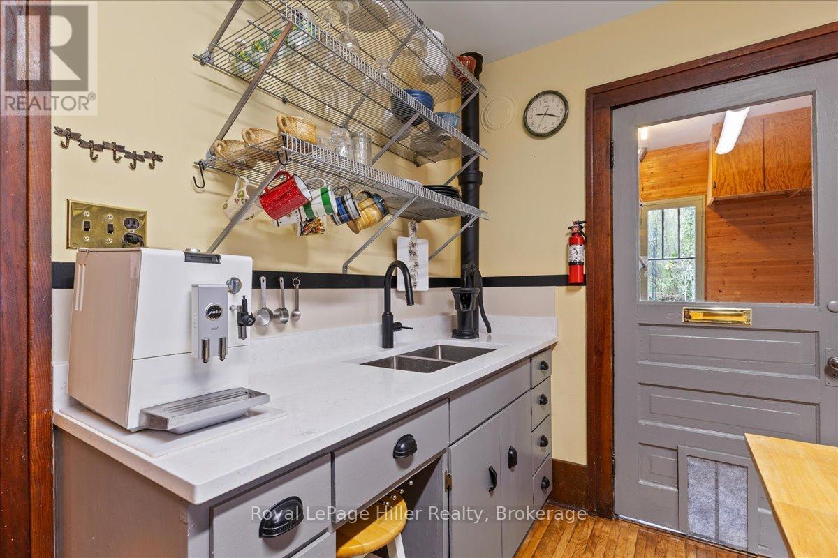 












61 BALLANTYNE AVENUE

,
Stratford,




Ontario
N5A3A6

