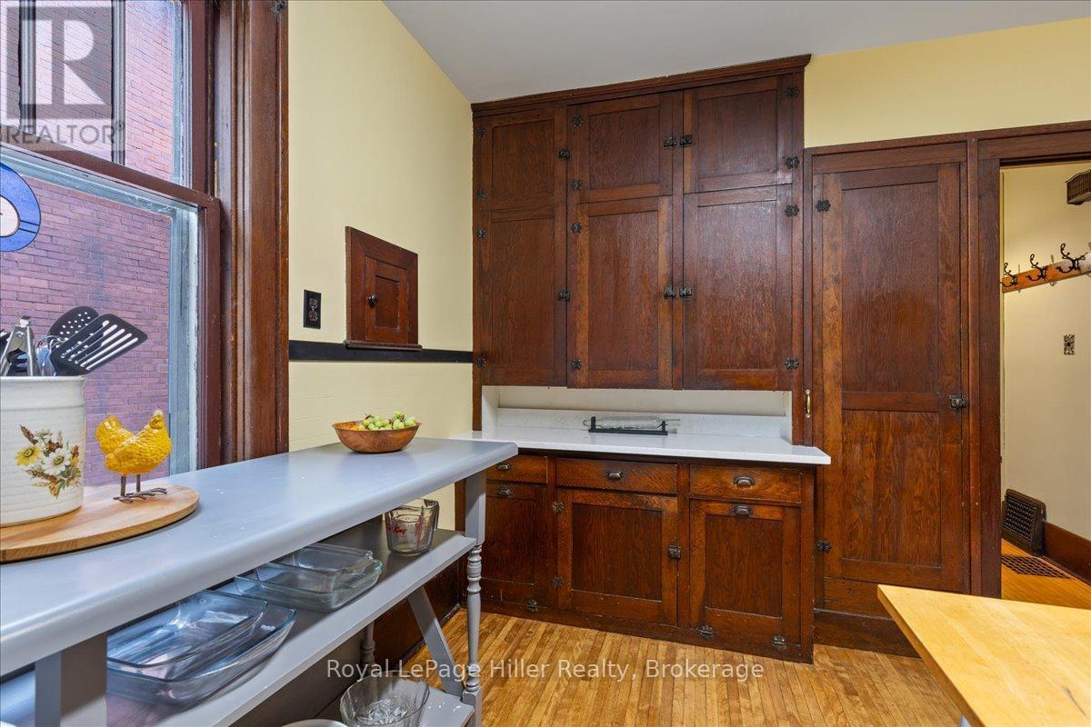 












61 BALLANTYNE AVENUE

,
Stratford,




Ontario
N5A3A6

