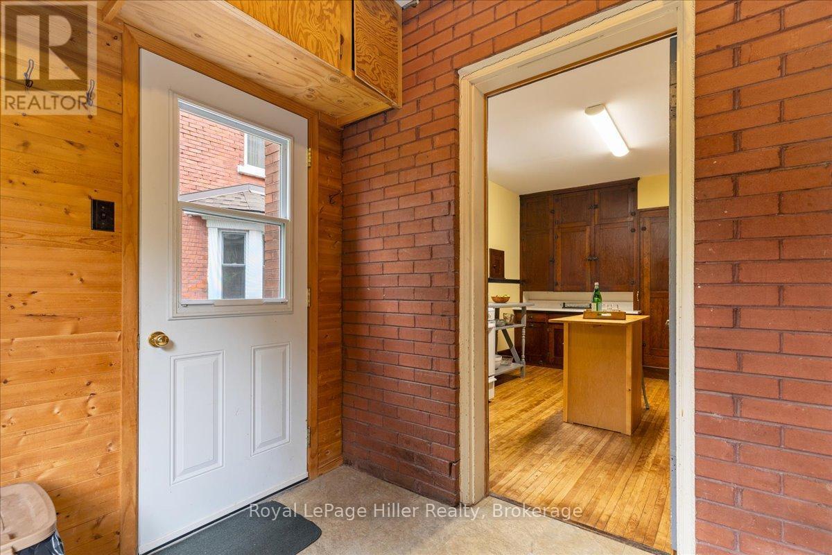 












61 BALLANTYNE AVENUE

,
Stratford,




Ontario
N5A3A6

