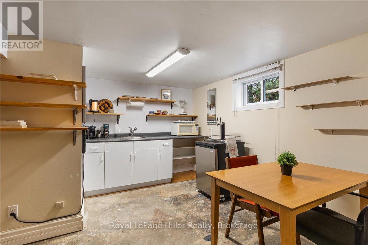 












61 BALLANTYNE AVENUE

,
Stratford,




Ontario
N5A3A6

