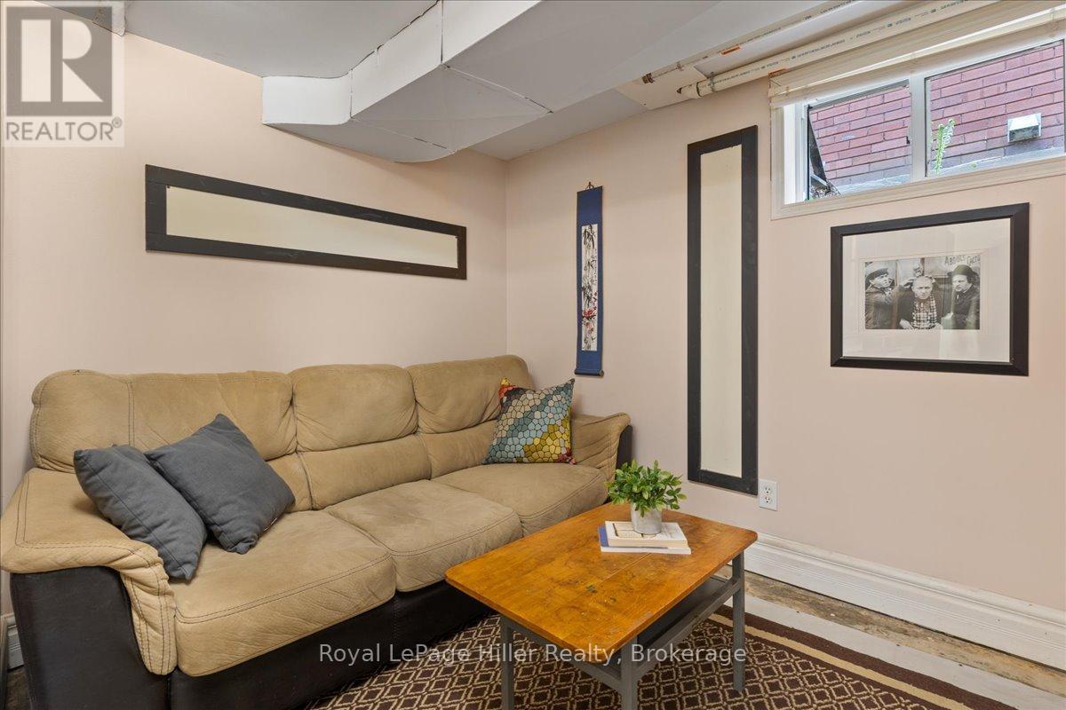 












61 BALLANTYNE AVENUE

,
Stratford,




Ontario
N5A3A6


