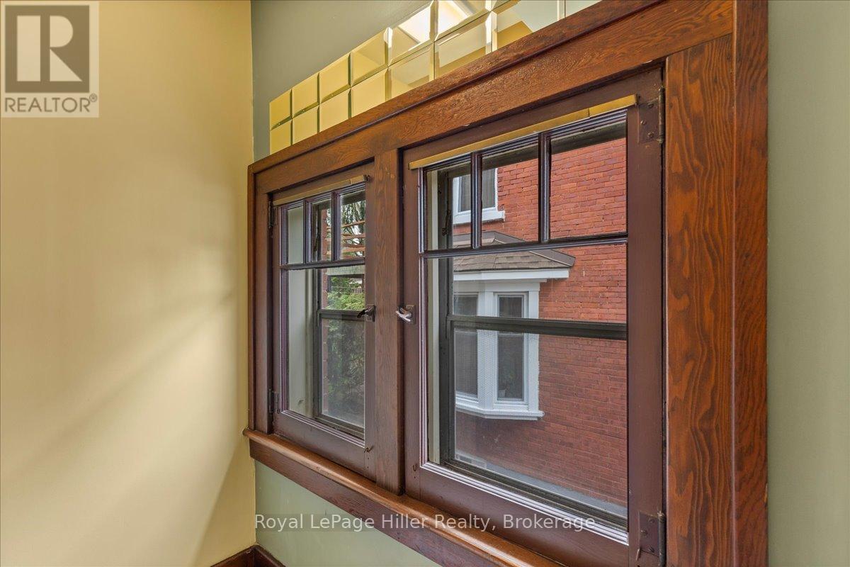 












61 BALLANTYNE AVENUE

,
Stratford,




Ontario
N5A3A6

