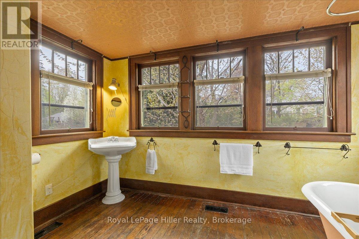 












61 BALLANTYNE AVENUE

,
Stratford,




Ontario
N5A3A6

