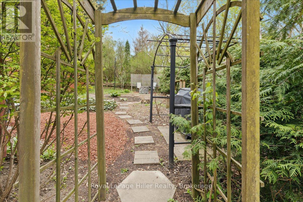 












61 BALLANTYNE AVENUE

,
Stratford,




Ontario
N5A3A6

