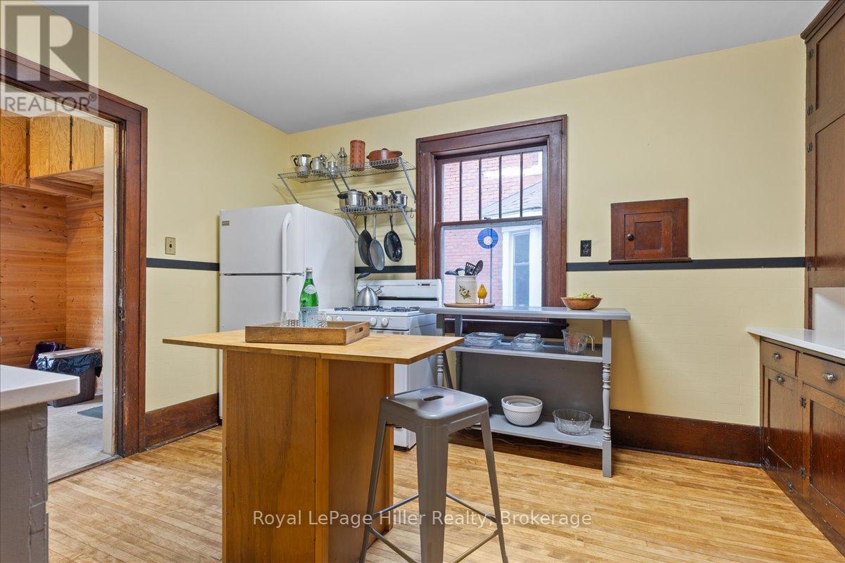 












61 BALLANTYNE AVENUE

,
Stratford,




Ontario
N5A3A6

