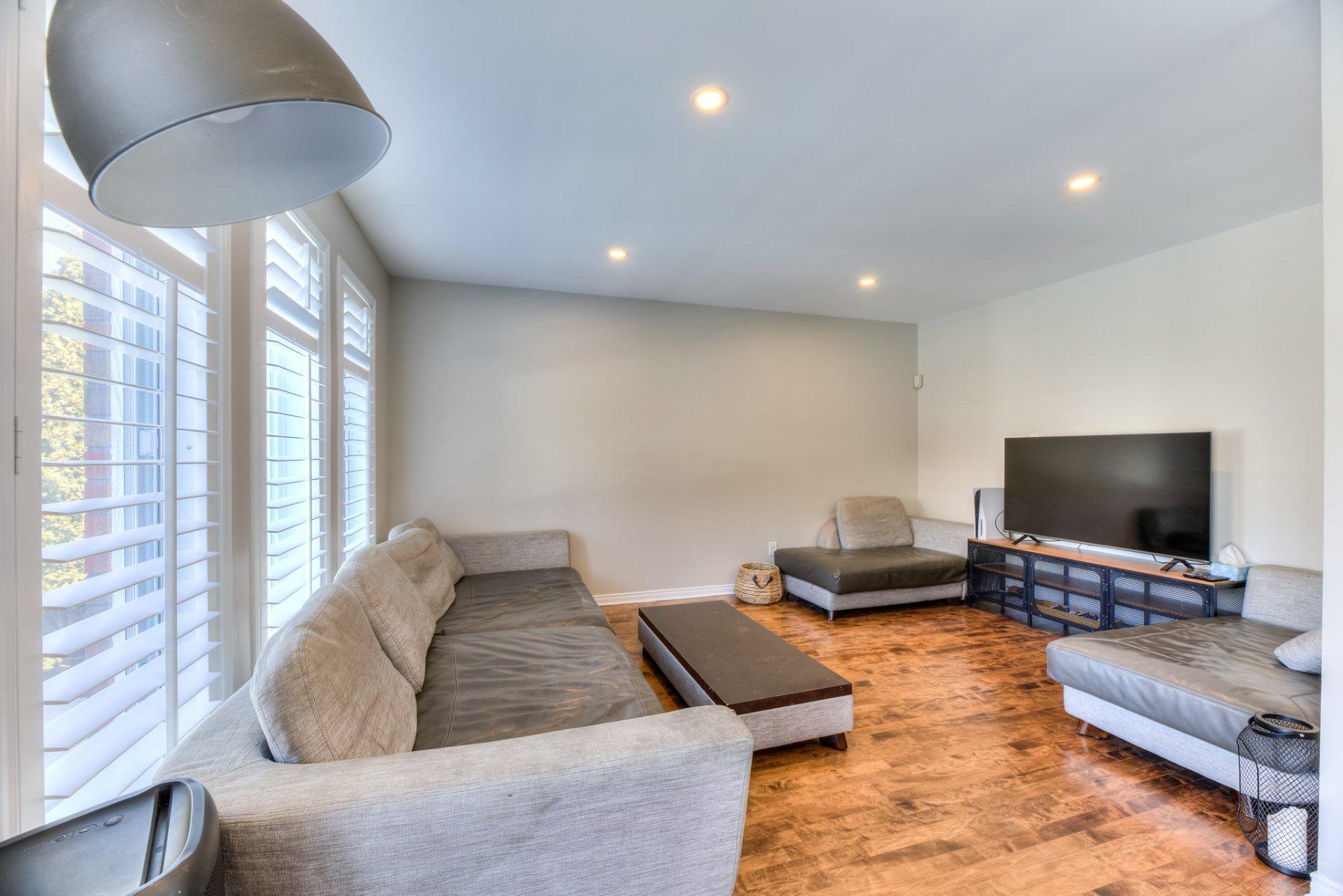 









4175


Place Victor-Barbeau

,
Montréal (Saint-Laurent),




QC
H4R2Y3

