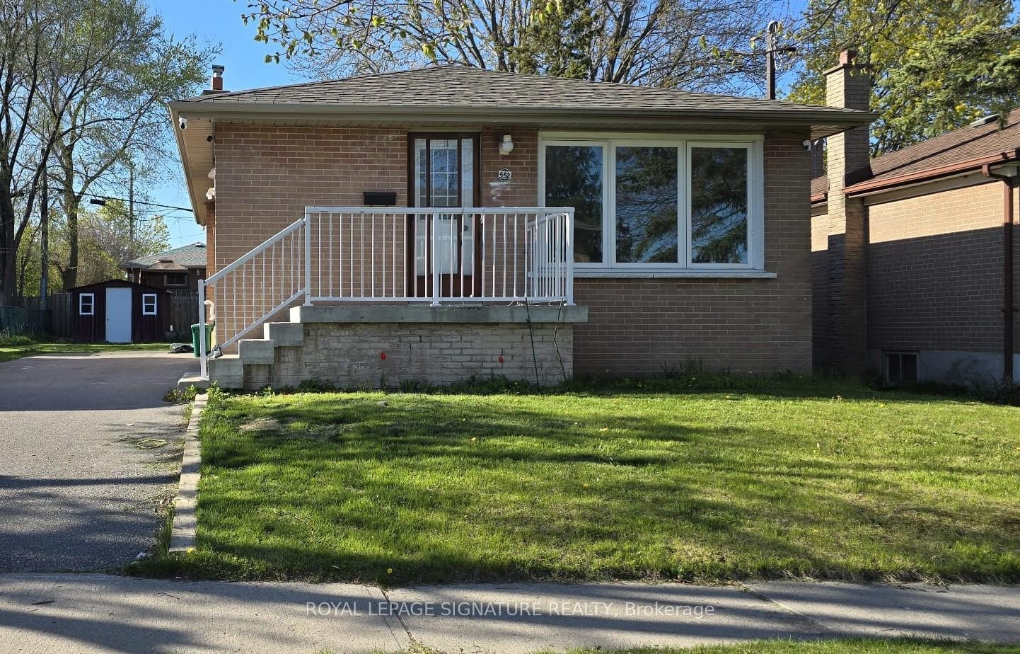 









552


Monteith

Avenue, Main,
Oshawa,




ON
L1J 1C9

