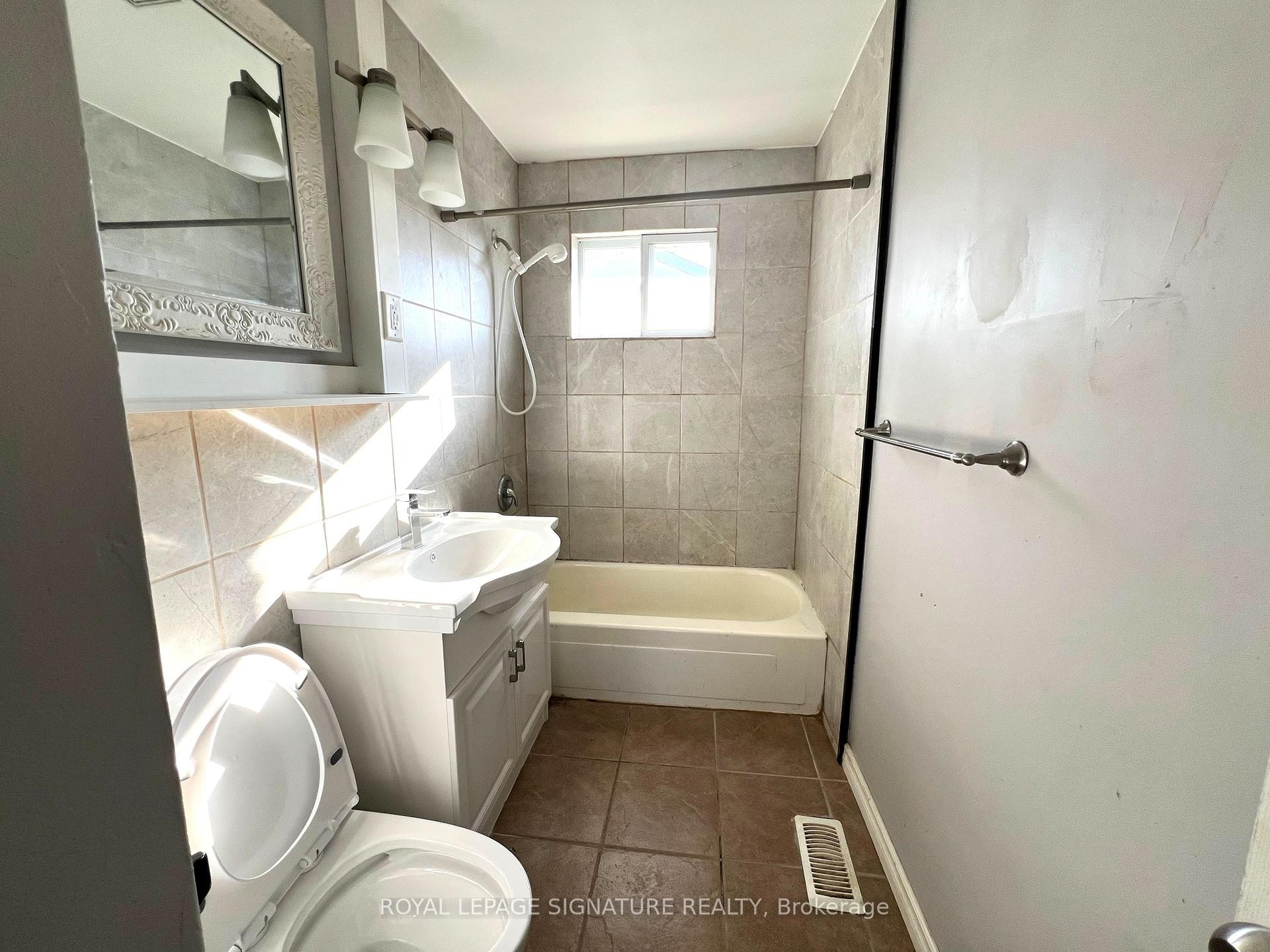 









552


Monteith

Avenue, Main,
Oshawa,




ON
L1J 1C9

