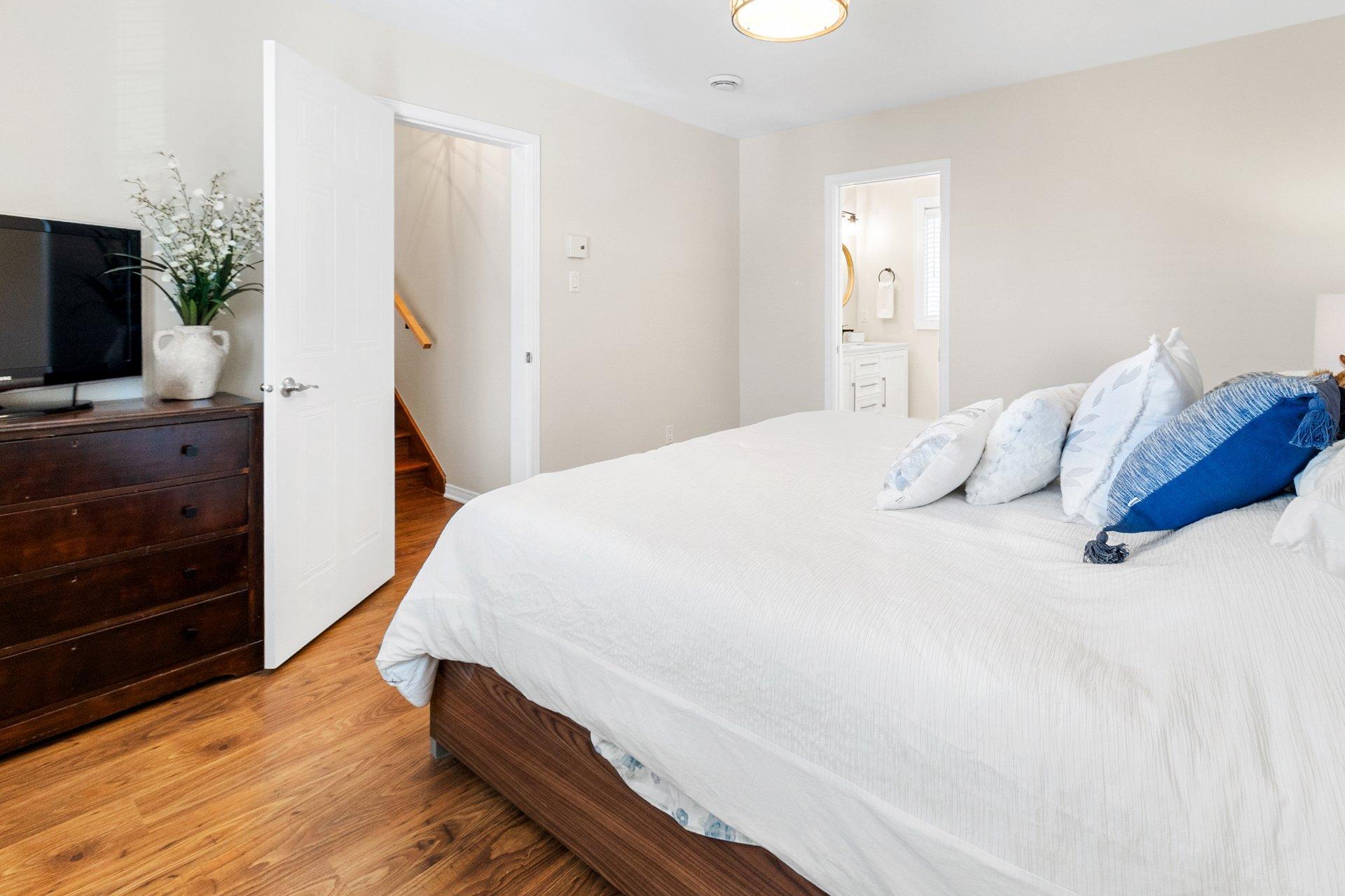 









2043


Rue de Bordeaux

,
Vaudreuil-Dorion,




QC
J7V9P8

