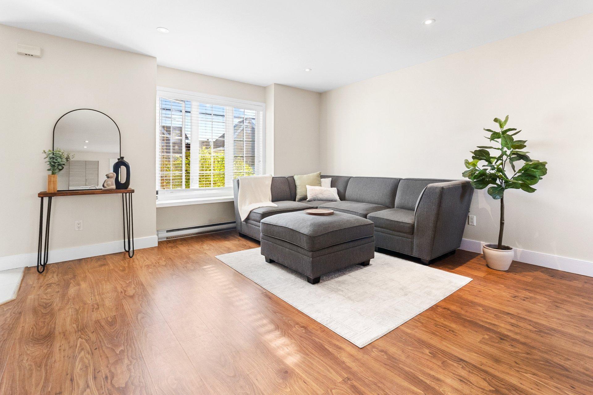 









2043


Rue de Bordeaux

,
Vaudreuil-Dorion,




QC
J7V9P8

