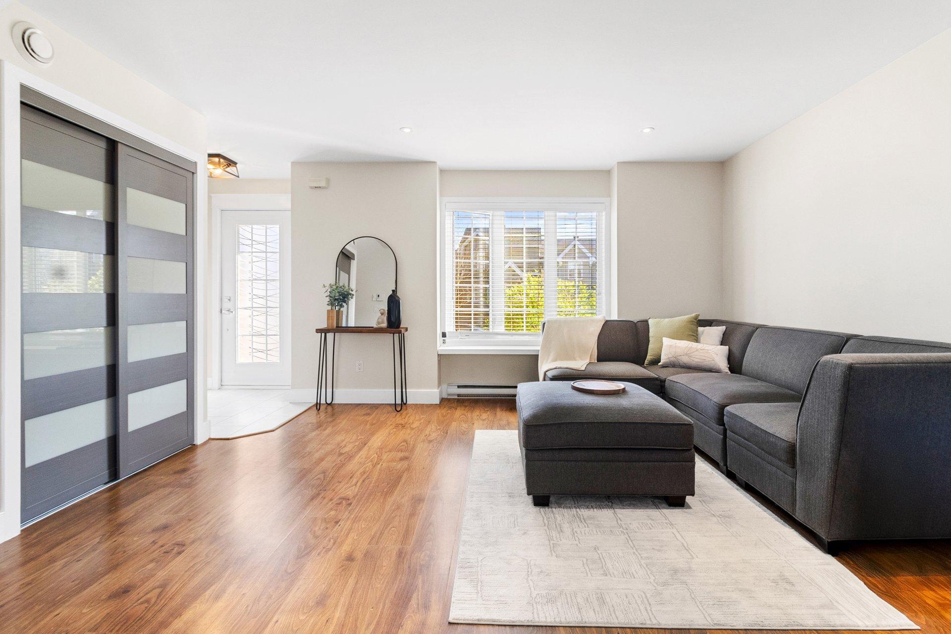 









2043


Rue de Bordeaux

,
Vaudreuil-Dorion,




QC
J7V9P8

