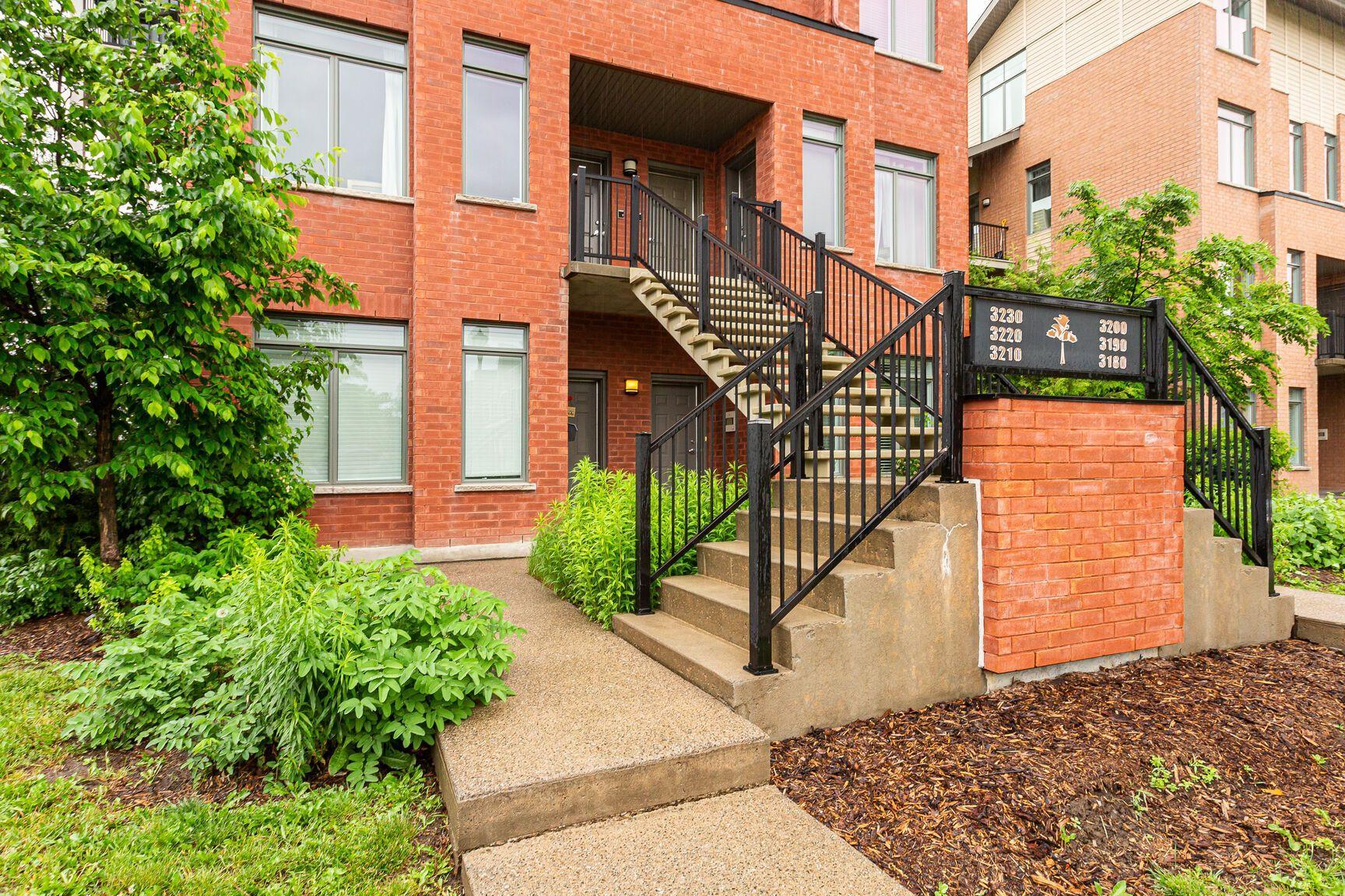 









3210


Rue des Francs-Bourgeois

,
Boisbriand,




QC
J7H0B9

